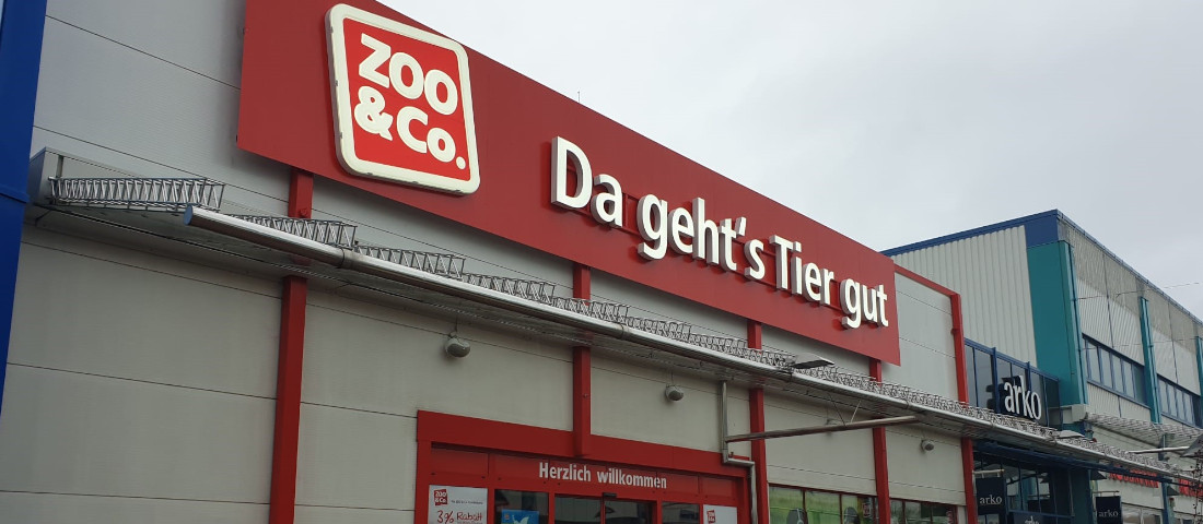 Außenansicht des neu eröffneten ZOO & Co.-Fachmarkts von Robert Daßler 